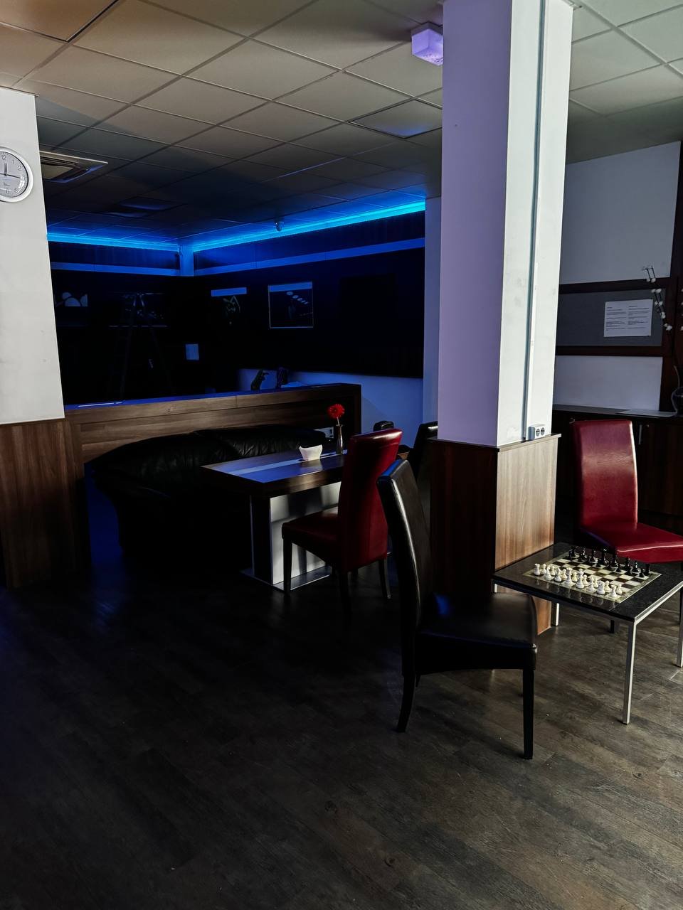 Уютная шахматная зона с креслами и шахматным столиком в клубе Billard O., Оберхаузен